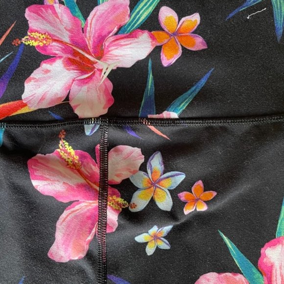 Old Navy Active Fitted High Waisted Hibiscus Pattern Shorts 2.5” Hem, Small - Picture 5 of 6